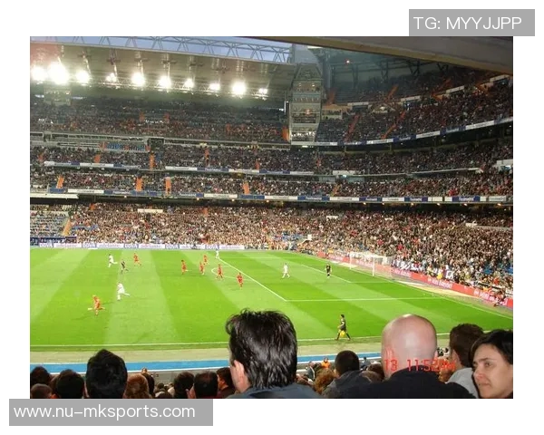 球星炫技花式足球全景解析展现技巧与激情的极致碰撞 球星炫技花式足球全景解析展现技巧与激情的极致碰撞